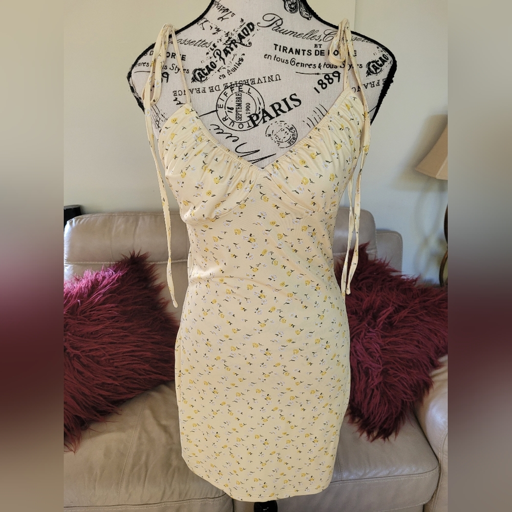 🌷2/$15 Womans small adorable dress. Size small.